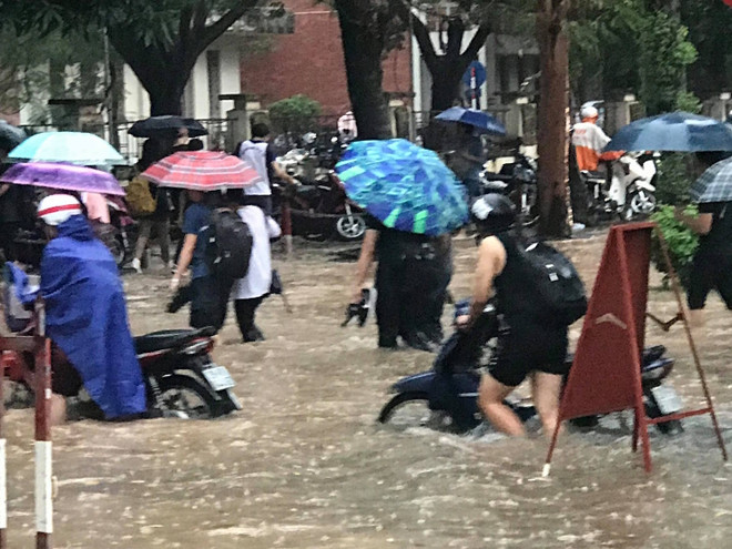 Đường phố nhiều quận nội thành Hà Nội thành "sông" sau cơn mưa lớn ảnh 5