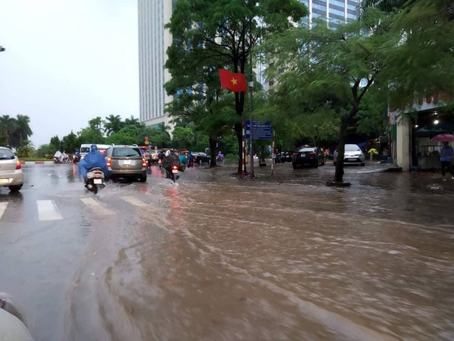 Đường phố nhiều quận nội thành Hà Nội thành "sông" sau cơn mưa lớn ảnh 1
