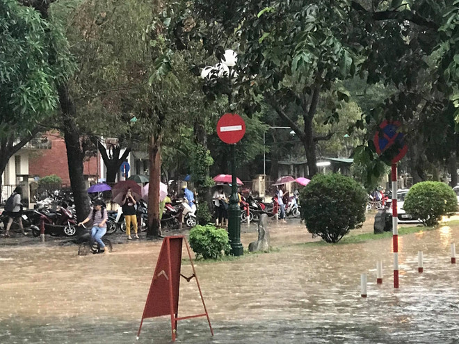 Đường phố nhiều quận nội thành Hà Nội thành "sông" sau cơn mưa lớn ảnh 4