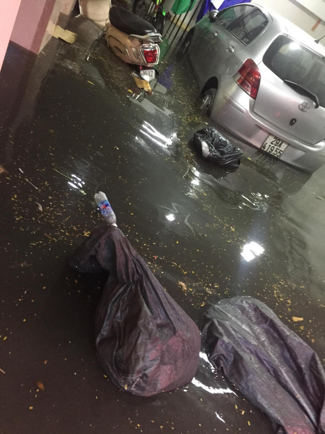 Đường phố nhiều quận nội thành Hà Nội thành "sông" sau cơn mưa lớn ảnh 8