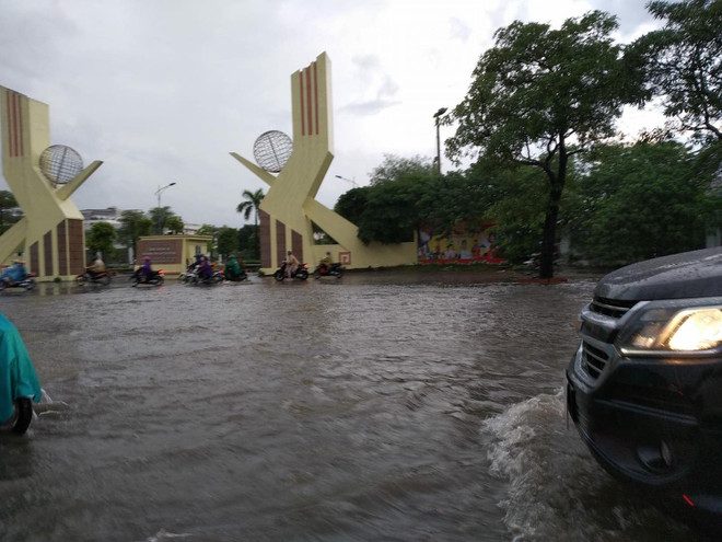 Đường phố nhiều quận nội thành Hà Nội thành "sông" sau cơn mưa lớn ảnh 7