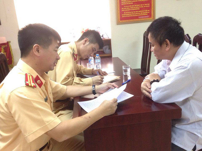 Tài xế xe biển xanh đi ngược chiều trên cầu Nhật Tân ra trình diện ảnh 1