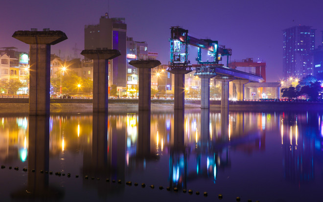 [Photo] Cảnh lao dầm khồng lồ ngoạn mục qua mặt hồ Hoàng Cầu ảnh 1