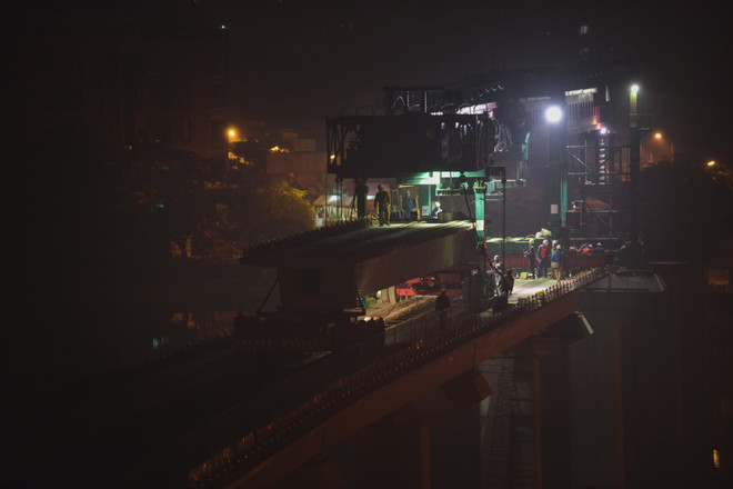 [Photo] Cảnh lao dầm khồng lồ ngoạn mục qua mặt hồ Hoàng Cầu ảnh 10