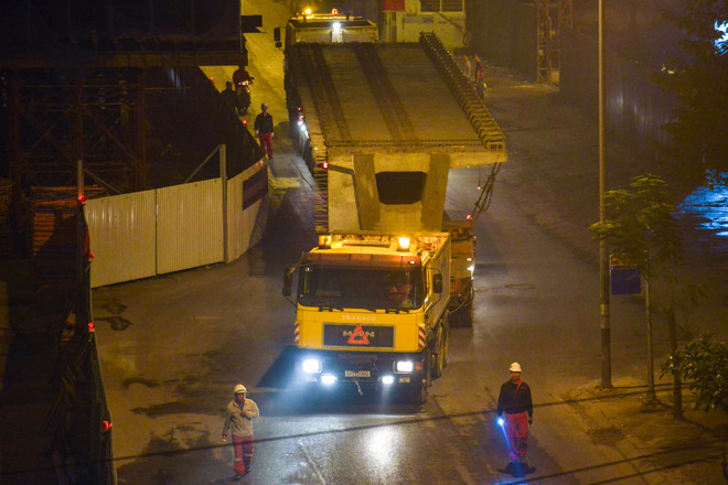 [Photo] Cảnh lao dầm khồng lồ ngoạn mục qua mặt hồ Hoàng Cầu ảnh 3