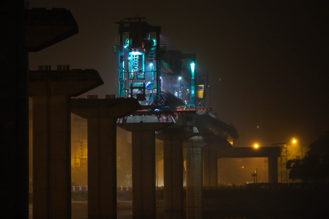 [Photo] Cảnh lao dầm khồng lồ ngoạn mục qua mặt hồ Hoàng Cầu ảnh 12