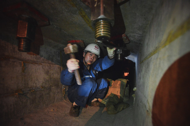 [Photo] Cảnh lao dầm khồng lồ ngoạn mục qua mặt hồ Hoàng Cầu ảnh 5