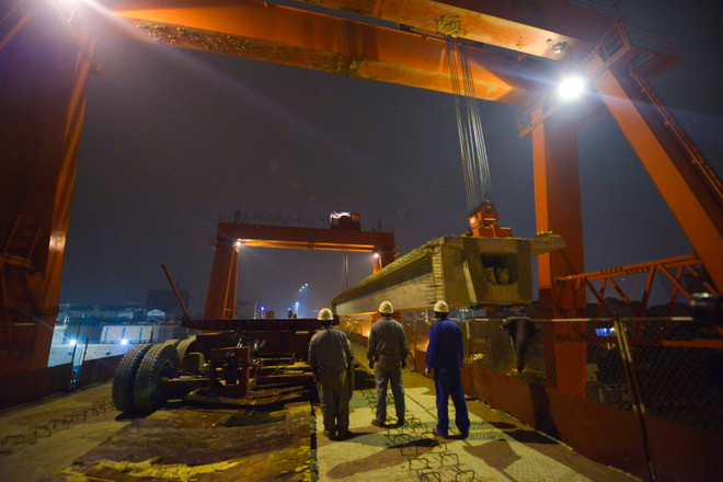 [Photo] Cảnh lao dầm khồng lồ ngoạn mục qua mặt hồ Hoàng Cầu ảnh 8