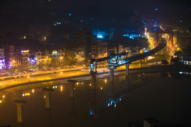 [Photo] Cảnh lao dầm khồng lồ ngoạn mục qua mặt hồ Hoàng Cầu ảnh 2