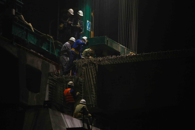 [Photo] Cảnh lao dầm khồng lồ ngoạn mục qua mặt hồ Hoàng Cầu ảnh 11