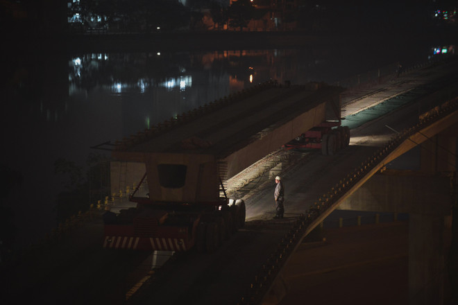 [Photo] Cảnh lao dầm khồng lồ ngoạn mục qua mặt hồ Hoàng Cầu ảnh 9