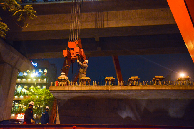 [Photo] Cảnh lao dầm khồng lồ ngoạn mục qua mặt hồ Hoàng Cầu ảnh 4