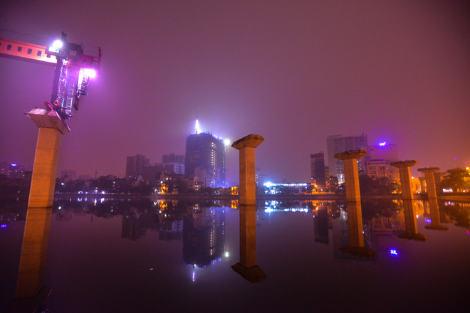 [Photo] Cảnh lao dầm khồng lồ ngoạn mục qua mặt hồ Hoàng Cầu ảnh 13