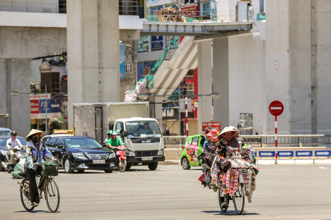 [Photo] Người lao động ở Thủ đô vật vã dưới nắng nóng 45 độ ảnh 2