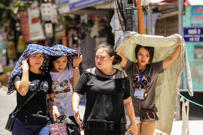 [Photo] Người lao động ở Thủ đô vật vã dưới nắng nóng 45 độ ảnh 5