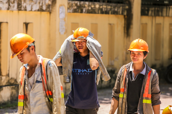 [Photo] Người lao động ở Thủ đô vật vã dưới nắng nóng 45 độ ảnh 11