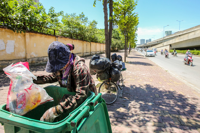 [Photo] Người lao động ở Thủ đô vật vã dưới nắng nóng 45 độ ảnh 9