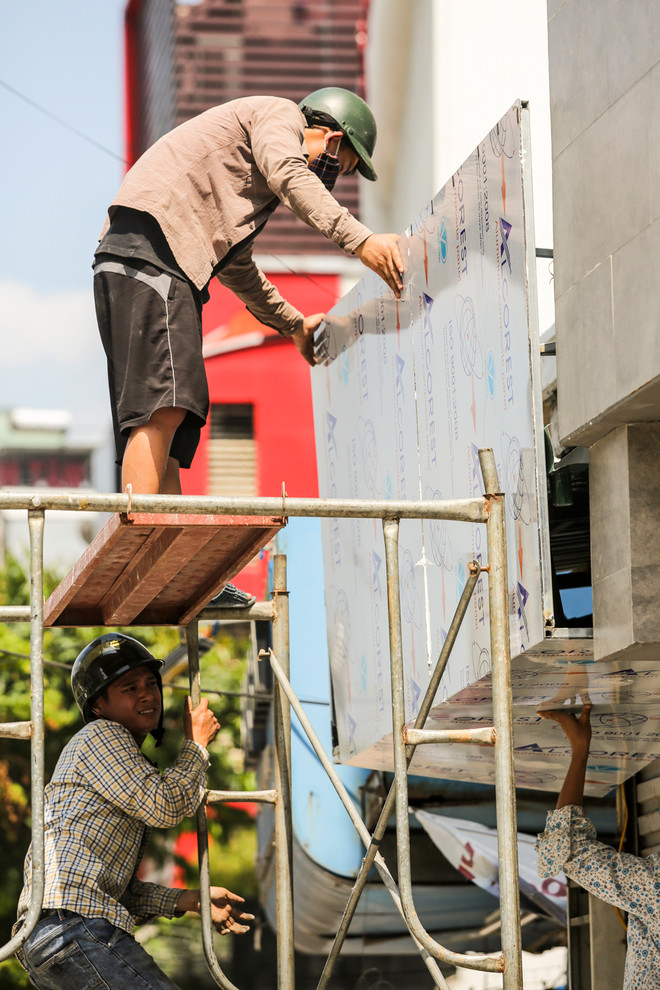 [Photo] Người lao động ở Thủ đô vật vã dưới nắng nóng 45 độ ảnh 6