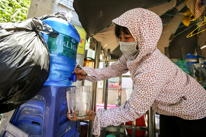[Photo] Người lao động ở Thủ đô vật vã dưới nắng nóng 45 độ ảnh 15