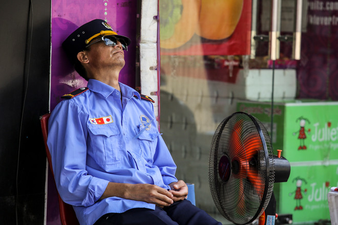 [Photo] Người lao động ở Thủ đô vật vã dưới nắng nóng 45 độ ảnh 8