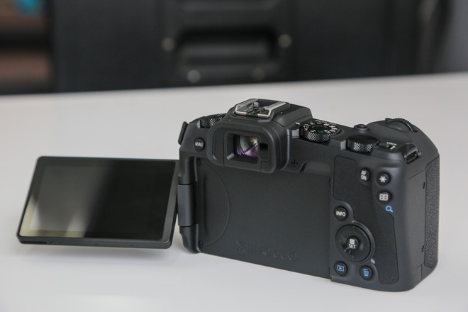 'Trên tay' EOS RP - Máy ảnh không gương lật mới nhất của Canon ảnh 1