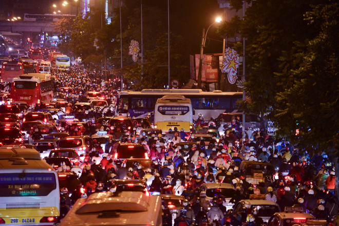 [Photo] Những hình ảnh tắc đường kinh hoàng ở Thủ đô Hà Nội ảnh 8