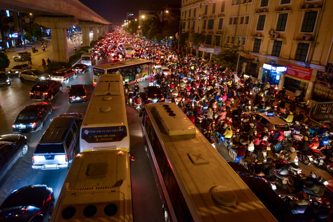 [Photo] Những hình ảnh tắc đường kinh hoàng ở Thủ đô Hà Nội ảnh 6