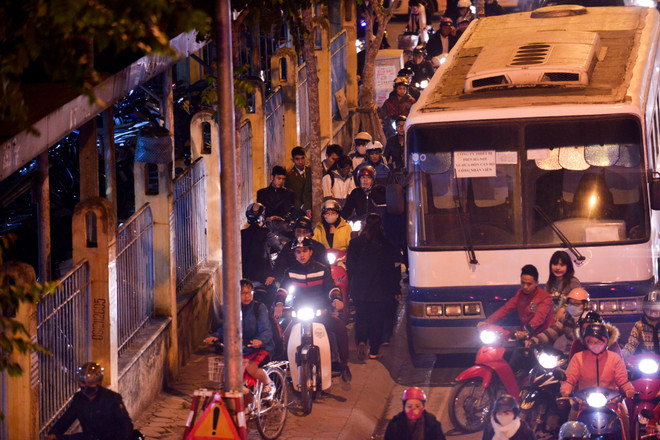 [Photo] Những hình ảnh tắc đường kinh hoàng ở Thủ đô Hà Nội ảnh 10