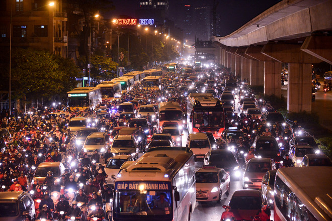 [Photo] Những hình ảnh tắc đường kinh hoàng ở Thủ đô Hà Nội ảnh 7