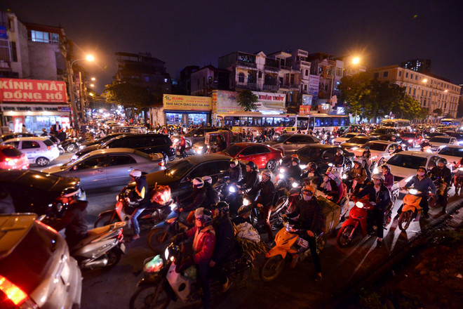 [Photo] Những hình ảnh tắc đường kinh hoàng ở Thủ đô Hà Nội ảnh 12