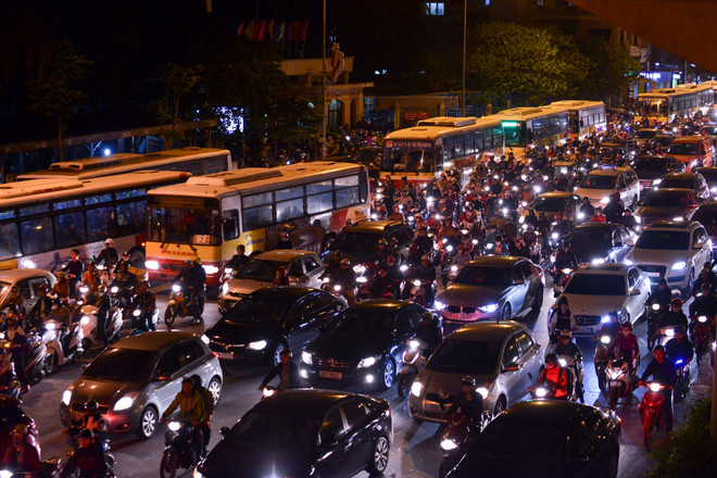 [Photo] Những hình ảnh tắc đường kinh hoàng ở Thủ đô Hà Nội ảnh 11