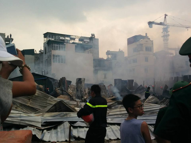 [Photo] Hiện trường kinh hoàng vụ cháy lán trại công nhân ở Hoàng Mai ảnh 20