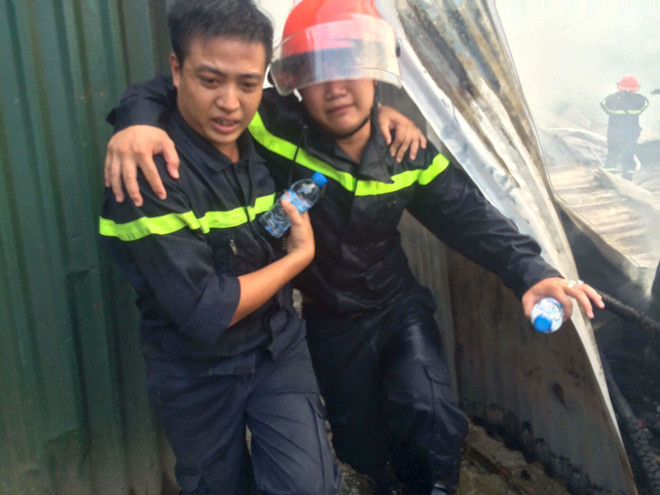 [Photo] Hiện trường kinh hoàng vụ cháy lán trại công nhân ở Hoàng Mai ảnh 17