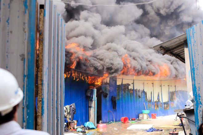 [Photo] Hiện trường kinh hoàng vụ cháy lán trại công nhân ở Hoàng Mai ảnh 1