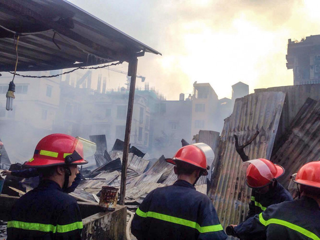 [Photo] Hiện trường kinh hoàng vụ cháy lán trại công nhân ở Hoàng Mai ảnh 7