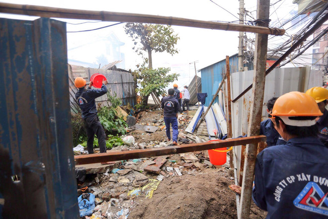 [Photo] Hiện trường kinh hoàng vụ cháy lán trại công nhân ở Hoàng Mai ảnh 13