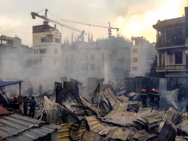 [Photo] Hiện trường kinh hoàng vụ cháy lán trại công nhân ở Hoàng Mai ảnh 6