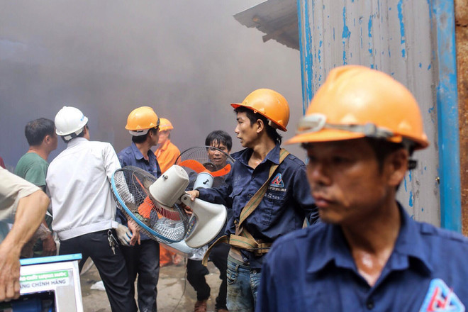 [Photo] Hiện trường kinh hoàng vụ cháy lán trại công nhân ở Hoàng Mai ảnh 4