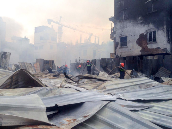 [Photo] Hiện trường kinh hoàng vụ cháy lán trại công nhân ở Hoàng Mai ảnh 8