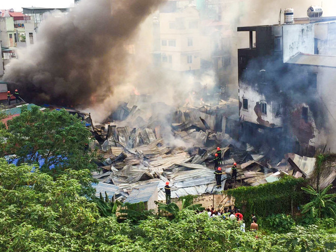 [Photo] Hiện trường kinh hoàng vụ cháy lán trại công nhân ở Hoàng Mai ảnh 11