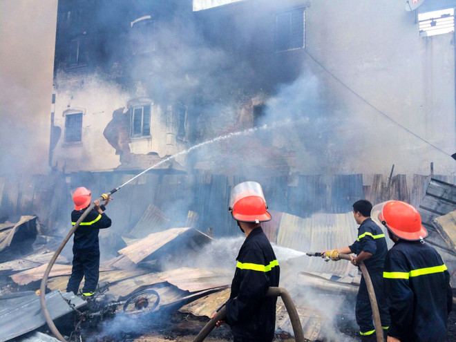 [Photo] Hiện trường kinh hoàng vụ cháy lán trại công nhân ở Hoàng Mai ảnh 16