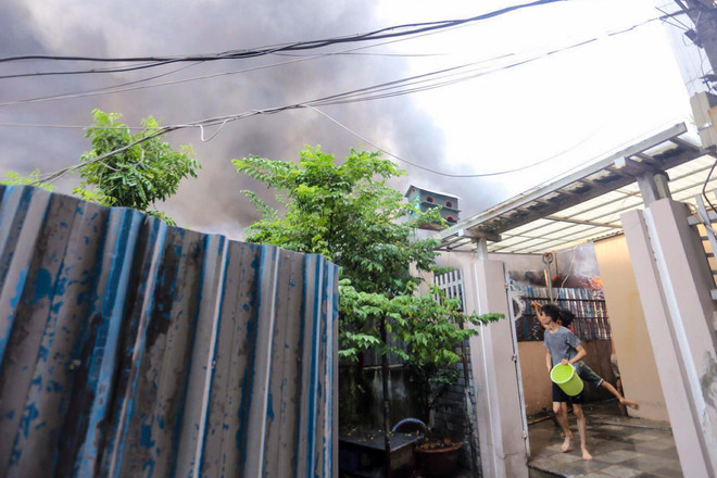 [Photo] Hiện trường kinh hoàng vụ cháy lán trại công nhân ở Hoàng Mai ảnh 12