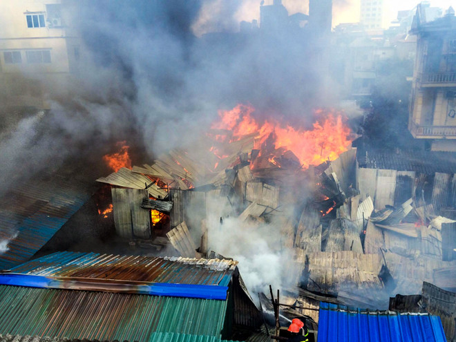 [Photo] Hiện trường kinh hoàng vụ cháy lán trại công nhân ở Hoàng Mai ảnh 15