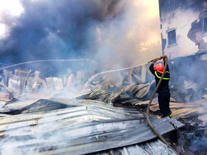 [Photo] Hiện trường kinh hoàng vụ cháy lán trại công nhân ở Hoàng Mai ảnh 14