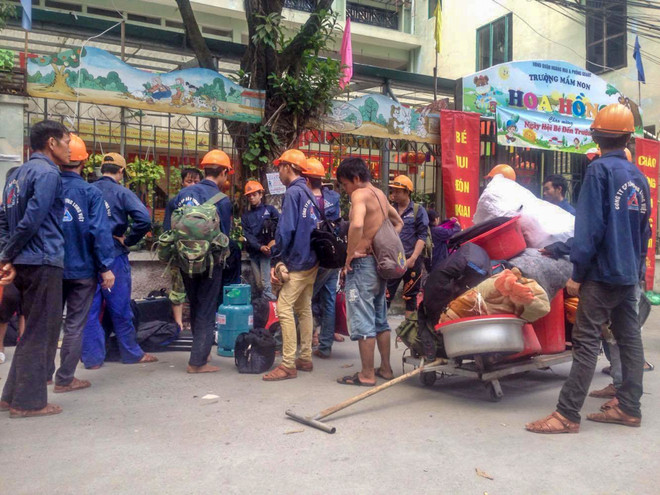 [Photo] Hiện trường kinh hoàng vụ cháy lán trại công nhân ở Hoàng Mai ảnh 10
