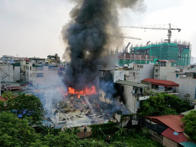 [Photo] Hiện trường kinh hoàng vụ cháy lán trại công nhân ở Hoàng Mai ảnh 5