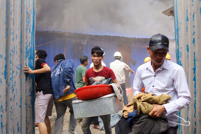[Photo] Hiện trường kinh hoàng vụ cháy lán trại công nhân ở Hoàng Mai ảnh 3