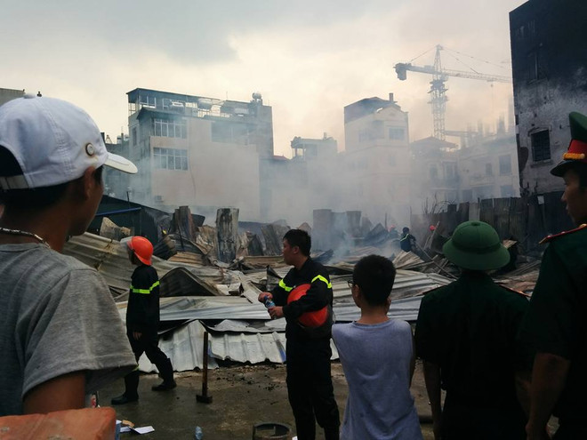 [Photo] Hiện trường kinh hoàng vụ cháy lán trại công nhân ở Hoàng Mai ảnh 19