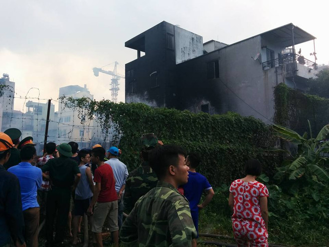 [Photo] Hiện trường kinh hoàng vụ cháy lán trại công nhân ở Hoàng Mai ảnh 21