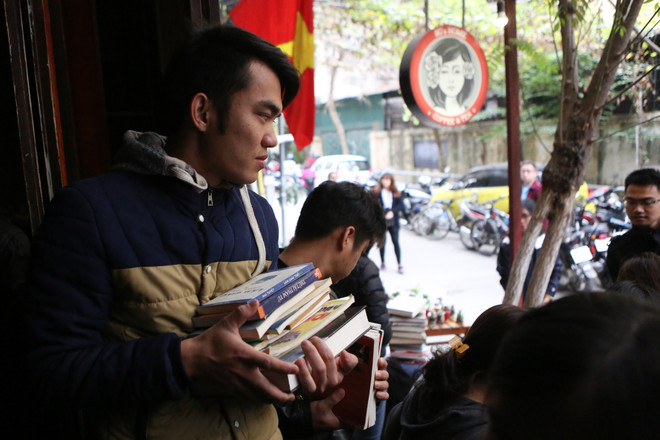 Sinh viên Hà Nội lũ lượt ghé thăm phiên chợ bán sách theo cân ảnh 7